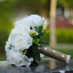 Bruidsboeket zijden grote rozen wit met wat groen en handvat, Ophalen of Verzenden, Nieuw