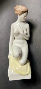 Hollohaza - Beeldje - Elegant Nude Lady on Draped Base