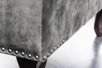 Design kruk CHESTERFIELD 80cm grijs fluwelen knoopstiksel, Huis en Inrichting, Banken | Voetenbanken en Poefen, Ophalen of Verzenden