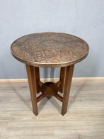 Amsterdamse School rokerstafel met decoratief koperen blad -