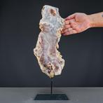 Elegante roze amethist op metalen standaard – zachte kracht