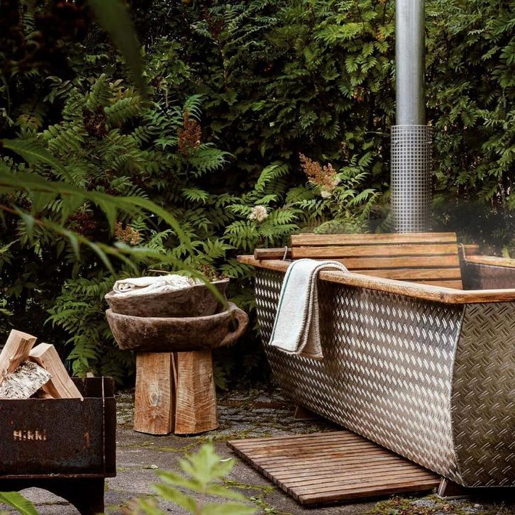 Houtgestookte Hikki hottub | Zweeds | Aluminium en Eiken, Tuin en Terras, Bubbelbaden en Hottubs, Vast, Nieuw, Afdekzeil, Ophalen of Verzenden