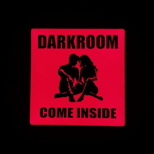 Reclamebord - Amsterdam Red-lights Darkroom come inside, Antiek en Kunst, Antiek | Wandborden en Tegels
