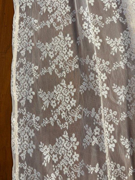 Exclusieve tule stof volledig met de hand geborduurd met, Antiek en Kunst, Antiek | Kleden en Textiel
