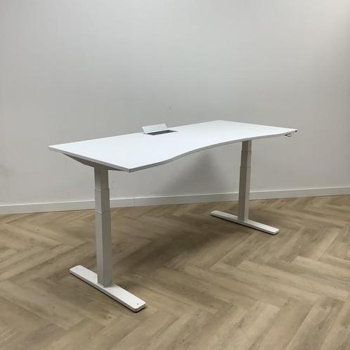 Tweedehands Kinnarps P-serie,  Elektrisch zit-sta bureau,, Huis en Inrichting, Bureaus, Stabureau, Gebruikt, In hoogte verstelbaar