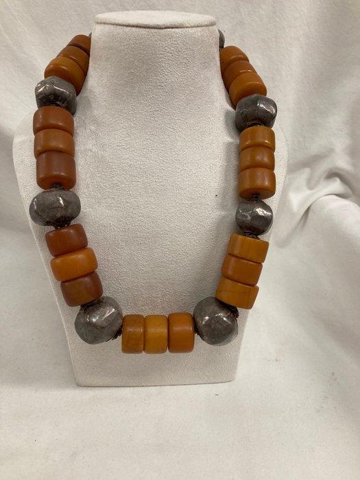 Unieke ketting van bakeliet en parels van een zilverlegering, Antiek en Kunst, Kunst | Niet-Westerse kunst