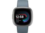 Fitbit Versa 4, Zilver (Blauw), Verzenden, Zo goed als nieuw