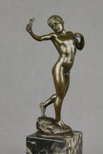 sculptuur, Milo - Boy with Slingshot - 2 kg - 32 cm -, Antiek en Kunst