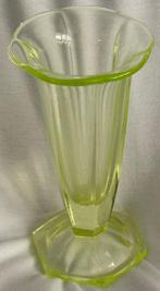 Vaas - Uraniumglas - Boheemse uran glass vaas