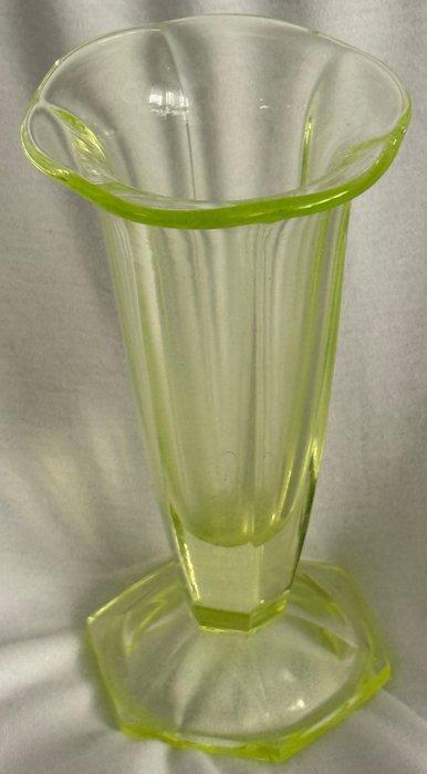 Vaas - Uraniumglas - Boheemse uran glass vaas, Antiek en Kunst, Antiek | Glas en Kristal
