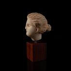 Oud-Romeins Marmeren hoofd van de godin Diana (Artemis) op