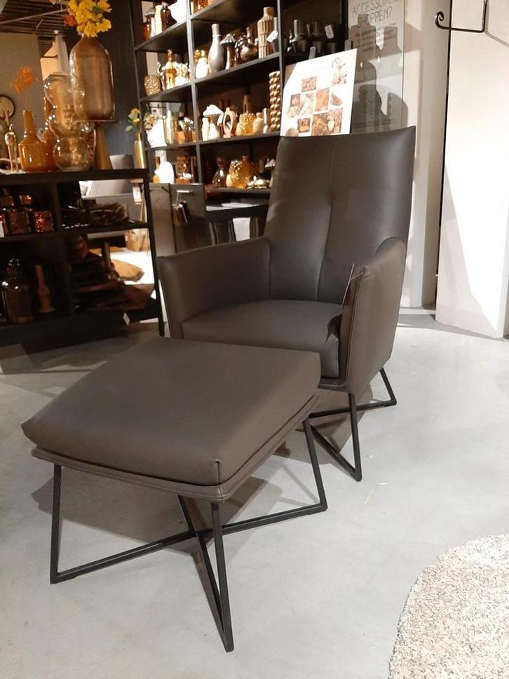 Fauteuil + hocker Dono antraciet **SHOWROOMMODEL**, Huis en Inrichting, Fauteuils, Nieuw
