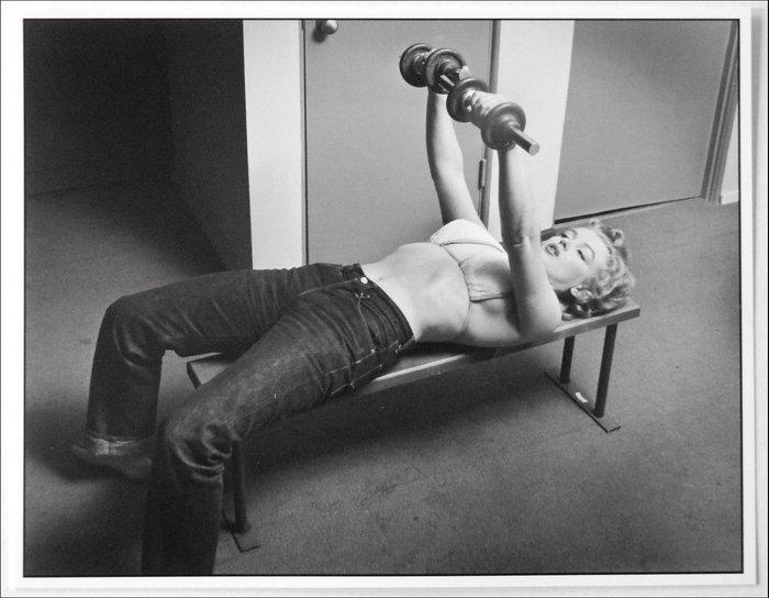 Philippe Halsman - Marilyn Monroe lifting weight, Hollywood,, Antiek en Kunst, Kunst | Designobjecten