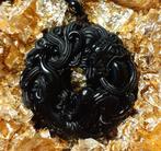 Zwarte obsidiaanhanger, uitgebeitelde keizerlijke draak.