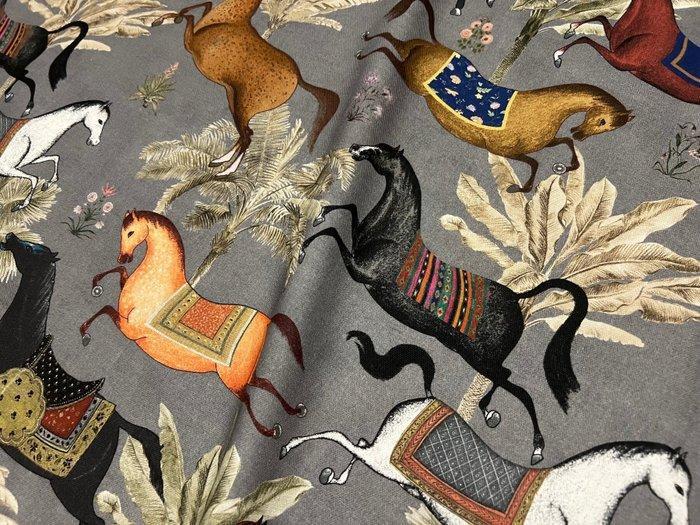 Sinfonia Equestre: Een reis tussen elegantie en dynamiek in, Antiek en Kunst, Antiek | Kleden en Textiel