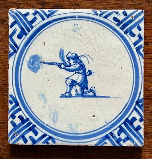 Tegel (2) - Jager / militair / soldaat - 1600-1650 - 2 vroeg, Antiek en Kunst, Antiek | Glas en Kristal