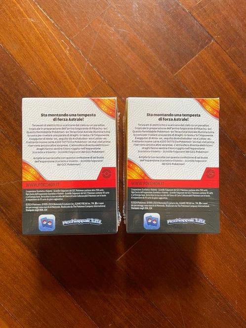 The Pokémon Company International - Kist (2) - Papier,, Hobby en Vrije tijd, Verzamelkaartspellen | Pokémon