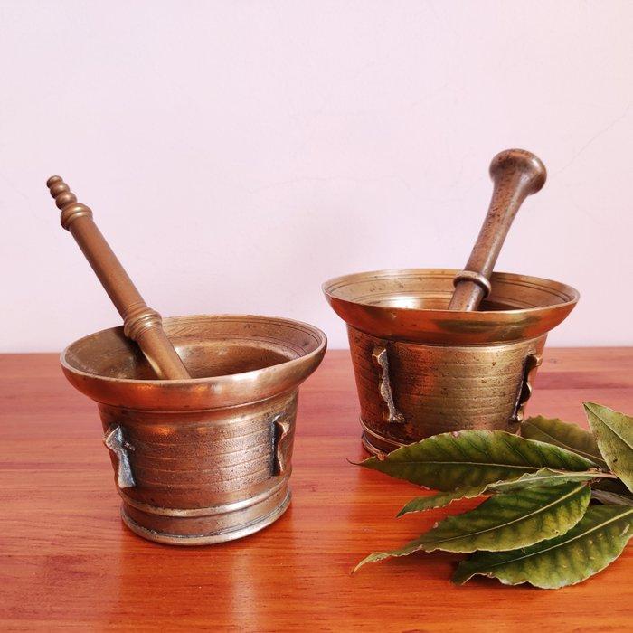 Vijzel en stamper (2) - Gegoten messing, Antiek en Kunst, Curiosa en Brocante