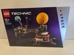 Lego Set - 42179 - Technic, Space - Planet Earth and Moon in, Nieuw