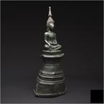 Bouddha Maravijaya en bronze à patine verte sombre et