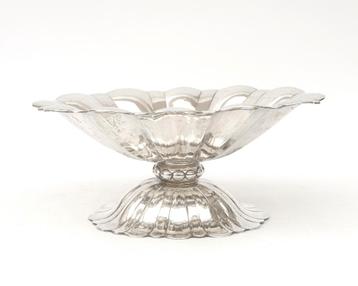 Een zilveren schaal, Hongarije, 20e eeuw beschikbaar voor biedingen