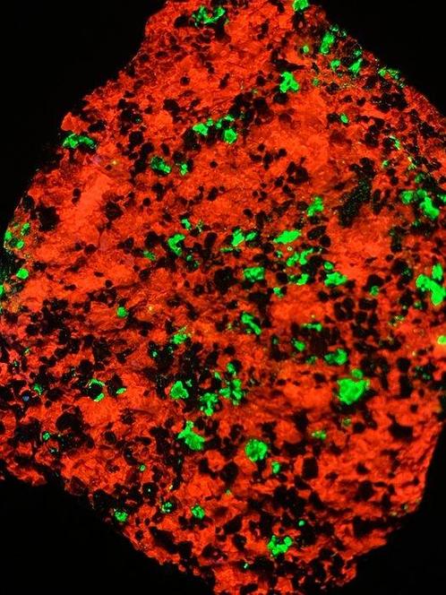 Extreem heldere willemite stippen in calciet met, Verzamelen, Mineralen en Fossielen