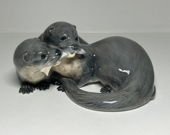 Royal Copenhagen - Beeldje - Two Otters with a fish in their, Antiek en Kunst, Antiek | Glas en Kristal