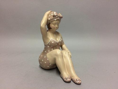 Beeldje - Polystone dame in badpak, Antiek en Kunst, Kunst | Designobjecten