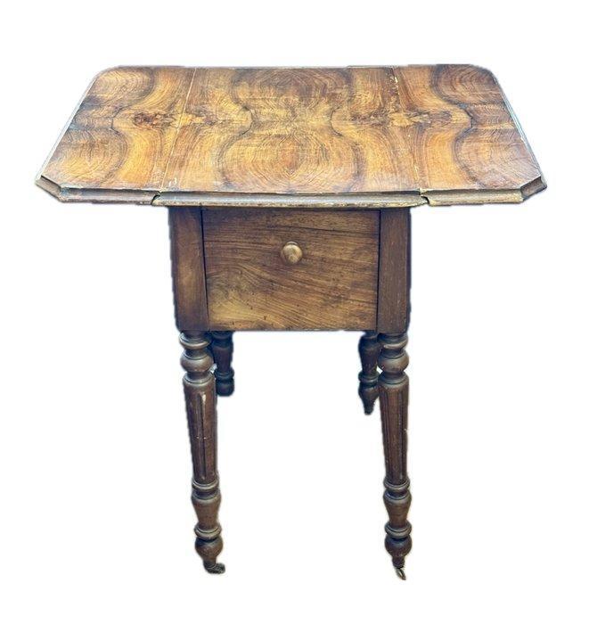 Bijzettafel - Hout - De moed met kisten., Antiek en Kunst, Antiek | Overige Antiek