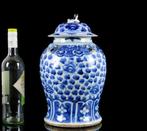 Een grote Chinese blauw-witte Paeonie scrollpot met deksel