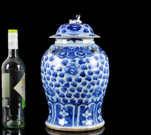 Een grote Chinese blauw-witte Paeonie scrollpot met deksel, Antiek en Kunst, Antiek | Overige Antiek