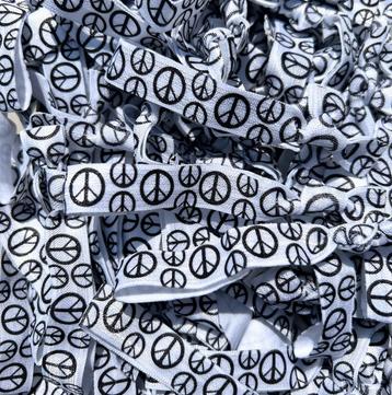 Elastische vredes armband/haarelastiek zwart/wit beschikbaar voor biedingen