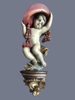 Snijwerk, farbiger Engel mit rotem Hut - Kardinalsengel