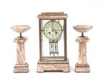 Een marmeren cage vitrée pendule met twee cassolettes, Gebruikt