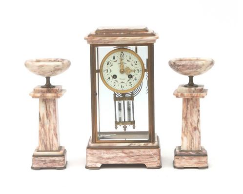 Een marmeren cage vitrée pendule met twee cassolettes, Huis en Inrichting, Woonaccessoires | Klokken, Gebruikt