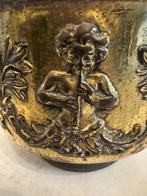Bloempot - atieke messing bloempot met leeuwenkoppen en