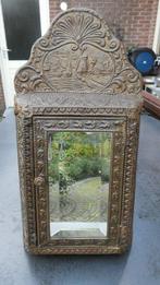 Antieke latoen koper spiegelkastje rijk gedecoreerd Hollands, Antiek en Kunst