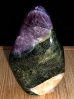 LAVENDEL ANHYDRIET met insluitsels van DIOPSITE / MICA en