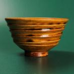 Geel geglazuurde theekop — Een gouden vaas voor rustige