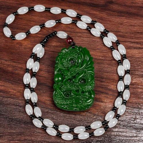 Jade hanger met witte agaat ketting - Hoogte: 390 mm -, Verzamelen, Mineralen en Fossielen