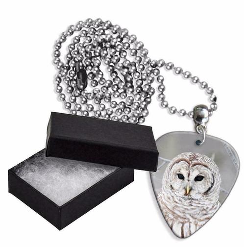 Aluminium plectrum ketting met de afbeelding van Witte Uil, Verzamelen, Overige Verzamelen, Nieuw, Ophalen of Verzenden