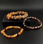 Drietal Baltische amber armbanden – gepolijst, ruw en, Verzamelen