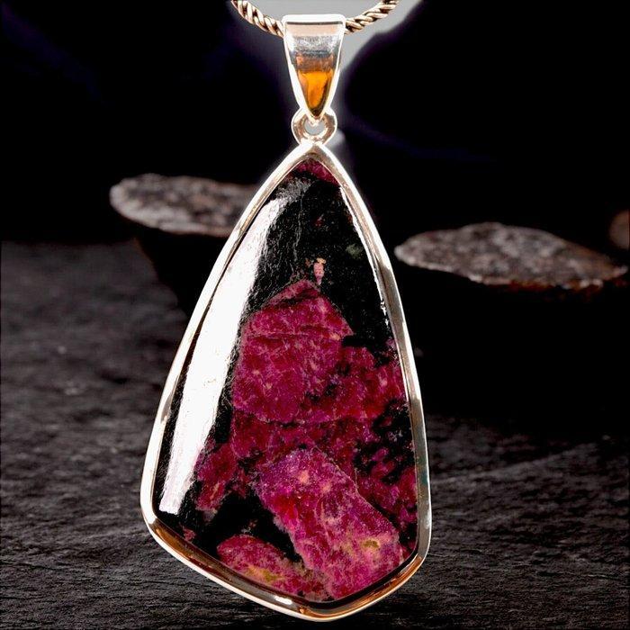 Robijn in zwarte slakkensteenmatrix - Kavels uit Karnataka,, Verzamelen, Mineralen en Fossielen