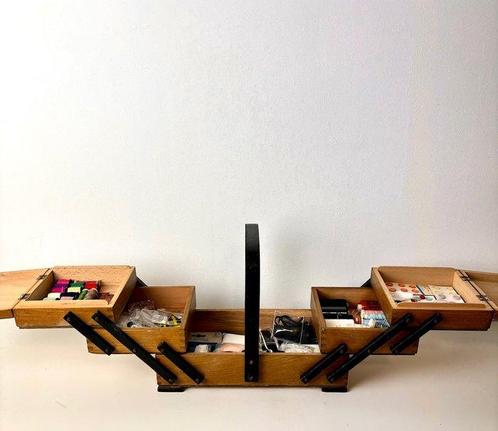 Naaidoos - Vintage naaibox met accessoires - Hout, Antiek en Kunst, Kunst | Designobjecten