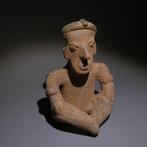 Colima, Westkust Mexico Terracotta Zittend figuur. 9 cm H.