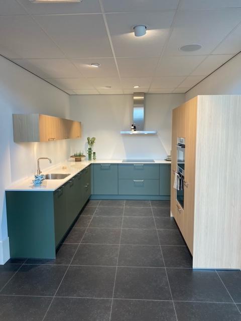 Stoere hoekopstelling met kastenwand!, Huis en Inrichting, Keuken | Complete keukens, Composiet, Groen, Nieuw, Dubbelwandige keuken