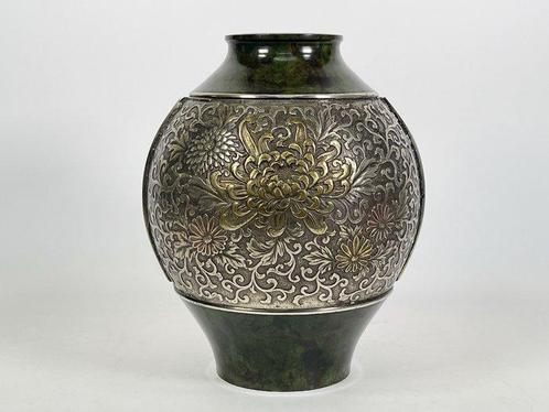 Vaas - Brons, Bronzen vaas met bloemen, chrysanten en, Antiek en Kunst, Antiek | Overige Antiek