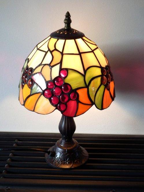 Fraaie Tiffany tafellamp kleur wit groen oranje in Art, Antiek en Kunst, Kunst | Designobjecten
