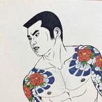 Een getatoeëerde man staand met een Japanse zwaard -, Antiek en Kunst, Antiek | Overige Antiek