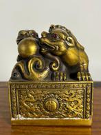 Chinese bronzen unieke zegel ingelegd met stenen 1.65 kg -, Antiek en Kunst
